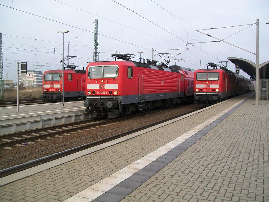 143 059, 143 256 und 143 349 in Bitterfeld am 15.12.2009