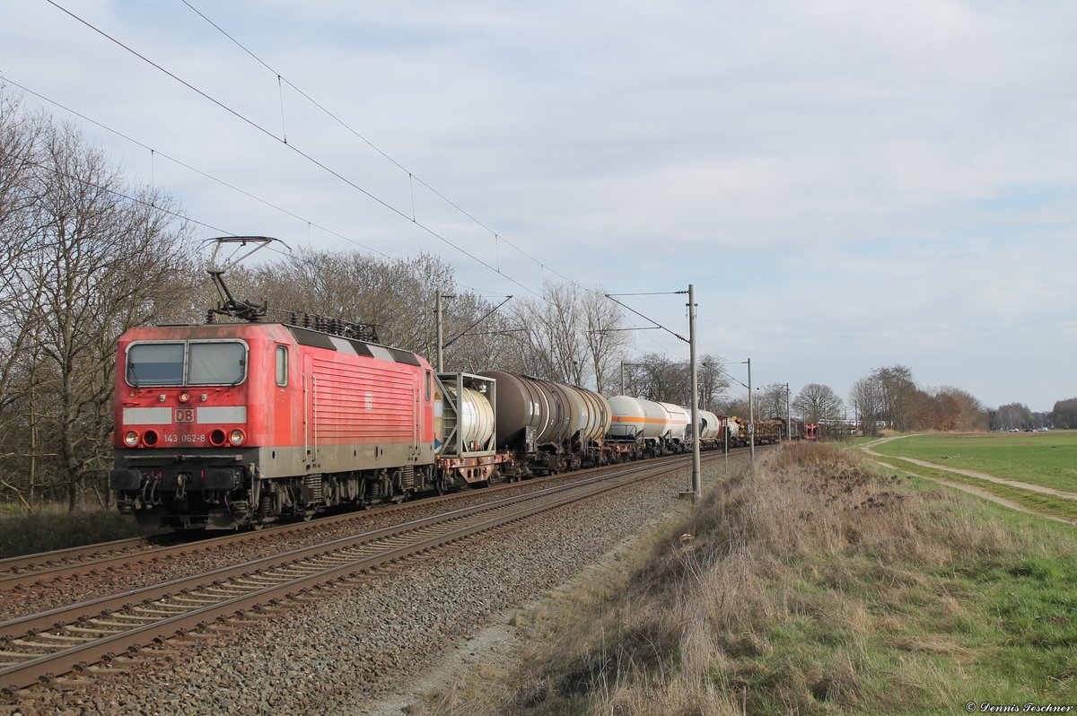 143 062-8 DB mit gemischtem Güterzug bei Woltorf am 22.03.2017