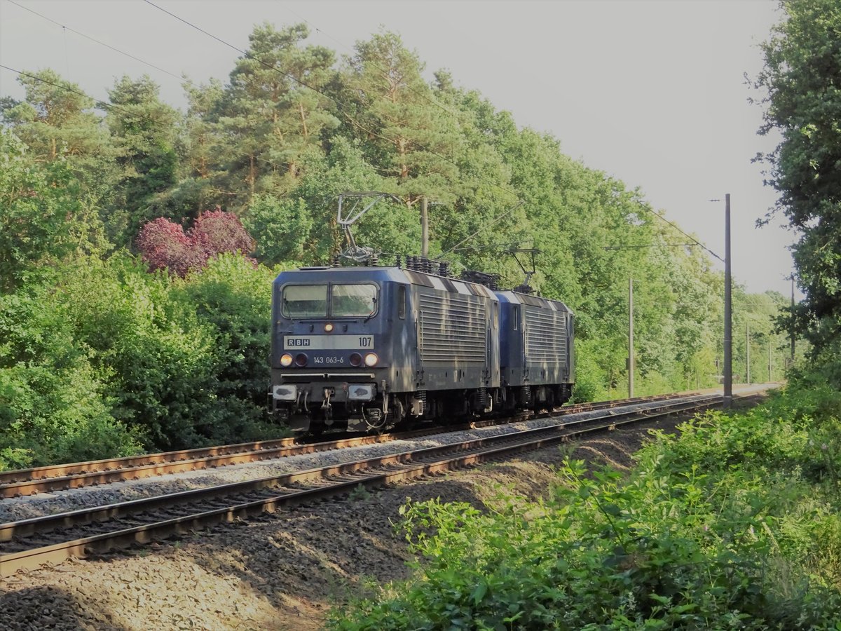 143 063 der RBH durchfährt mit ihrem Doppel Emsbüren in Richtung Lingen (Ems). Aufgenommen am 22.06.18.