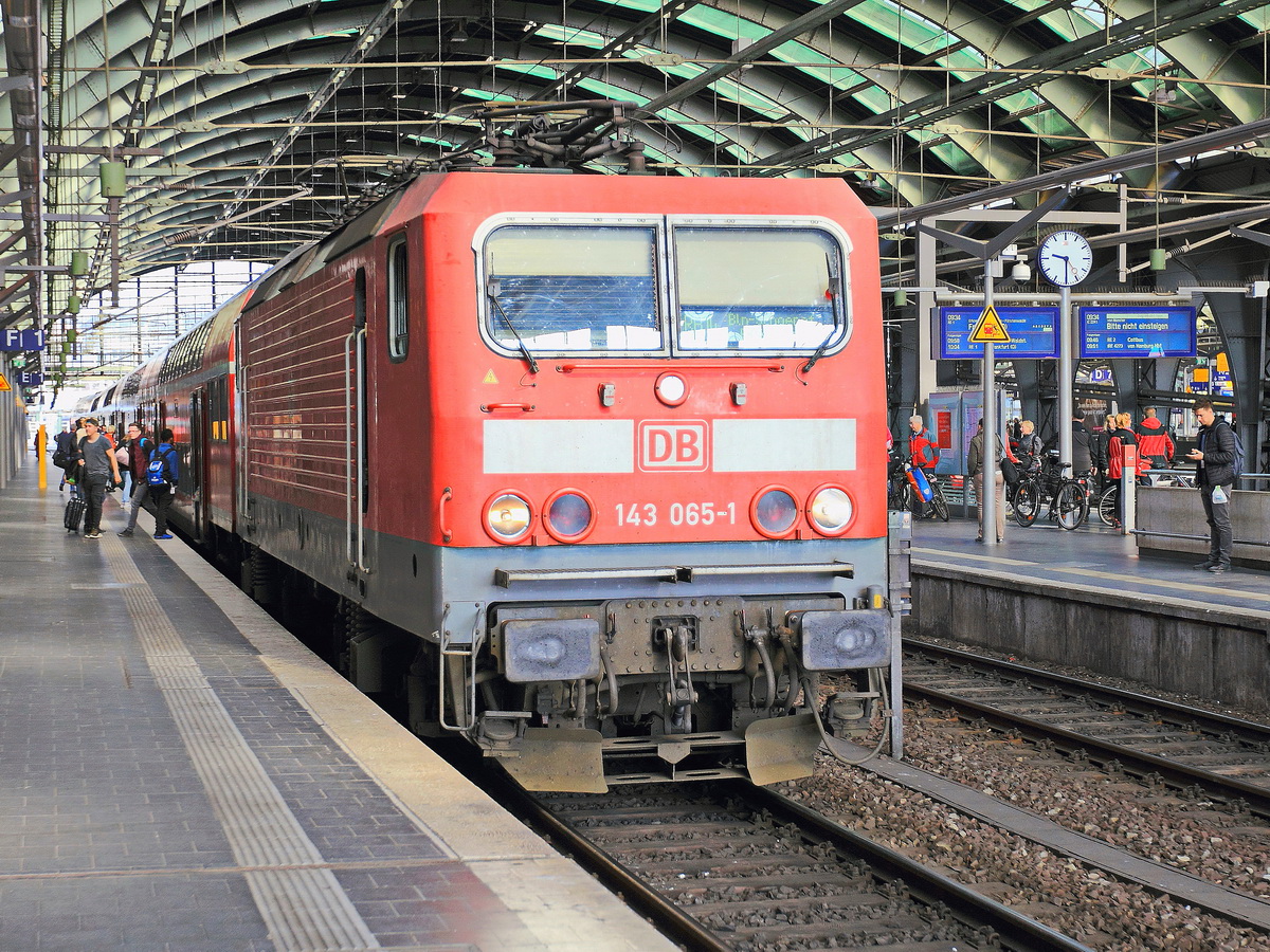 143 065-1 mit dem RB 14 aus Nauen im Bahnhof Berlin Ostbahnhof am 28. April 2017 zur Weiterfahrt nach Berlin Flughafen Schönefeld.