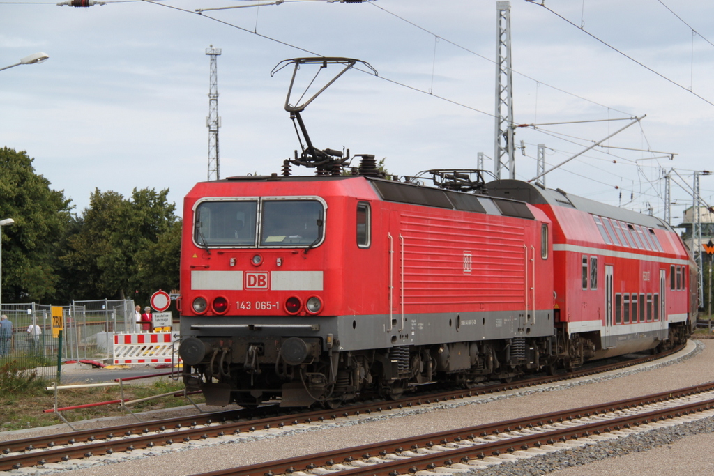 143 065-1 mit RE 18490(Berlin-Warnemünde)bei der Einfahrt in Warnemünde,noch bis zum 30.10.2016 verkehrt der Zug zwischen Ostsee und Spree wie es dann 2017 weiter geht ist noch nicht entschieden.07.08.2016