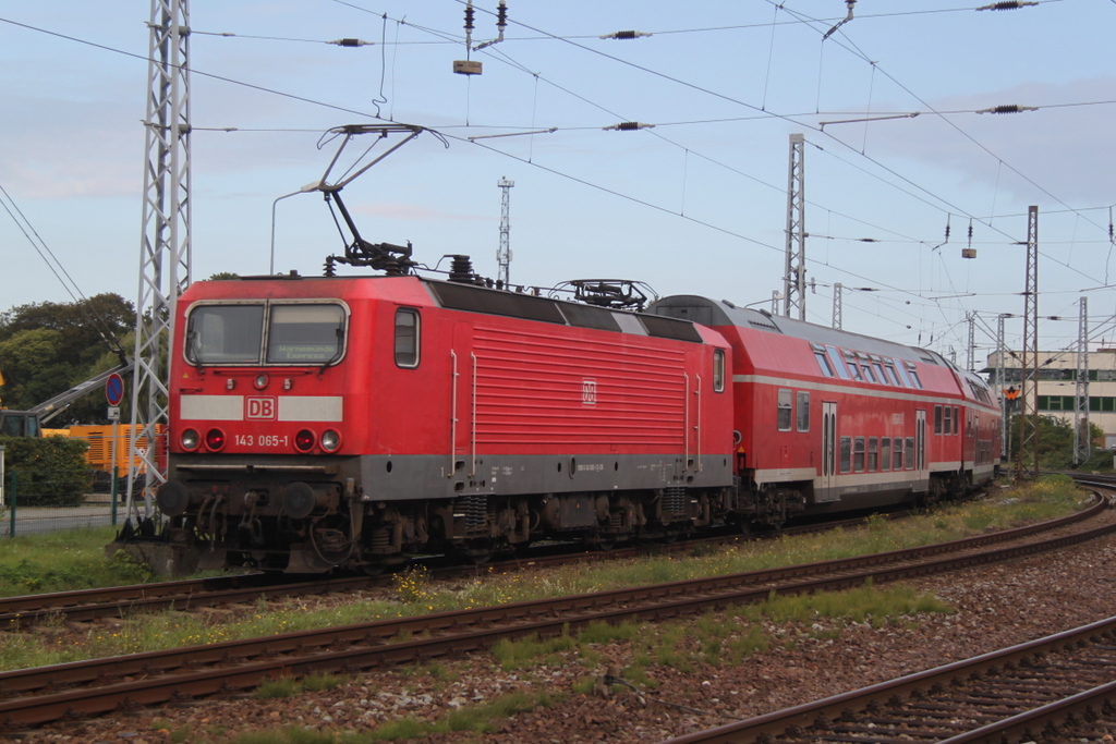 143 065-1 mit RE 18590 von Berlin Hbf(tief)nach Warnemnde bei der Einfahrt im Bahnhof Warnemnde.19.09.2015 