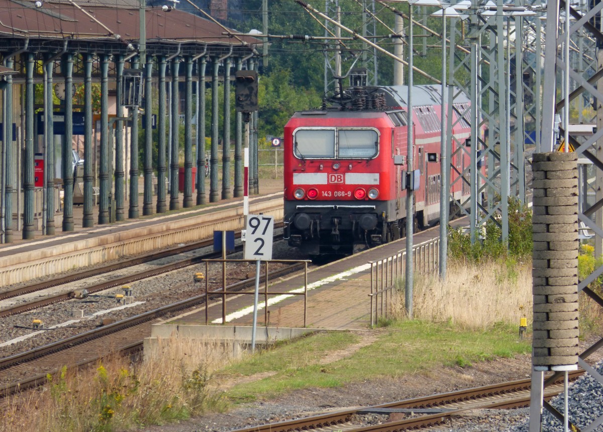 143 066 wartet am 30.09.2013 im Bahnhof Nordhausen auf die Ausfahrt Richtung Halle/Saale whrend das Spanngewicht wie immer in der Luft rumhngt. Bild war eher ein Zoomexperiment mit meiner noch neuen Kamera.