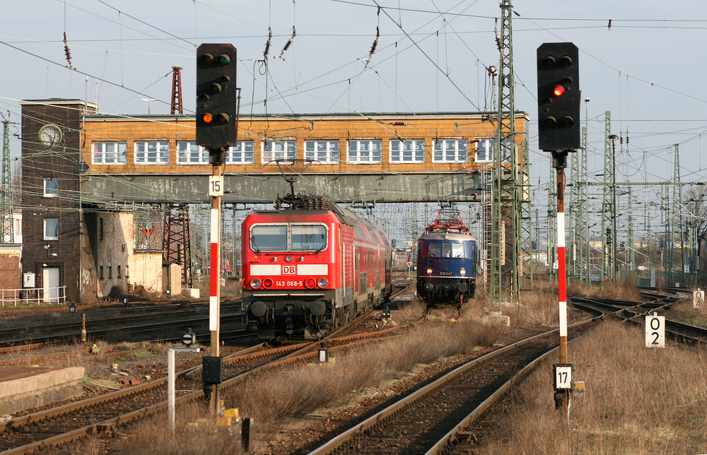 143 068 und E 18 047 am 30. März 2010 in Halle (Saale) Hbf.