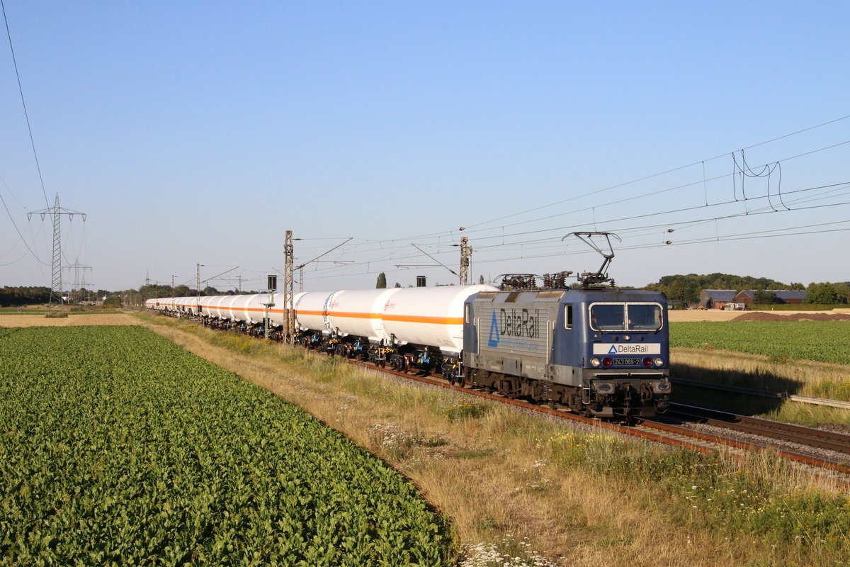 143 069 der DeltaRail GmbH war am 05. August 2020 mit neuen Kesselwagen aus dem Osten der Republik nach Aachen-West unterwegs, hier zwischen den Haltepunkten Wickrath und Herrath.
