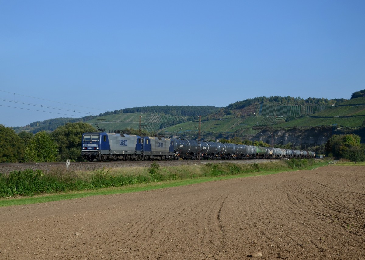 143 069 (RBH 102) + 143 059 (RBH 113) mit einem Kesselzug am 28.09.2013 bei Himmelstadt.