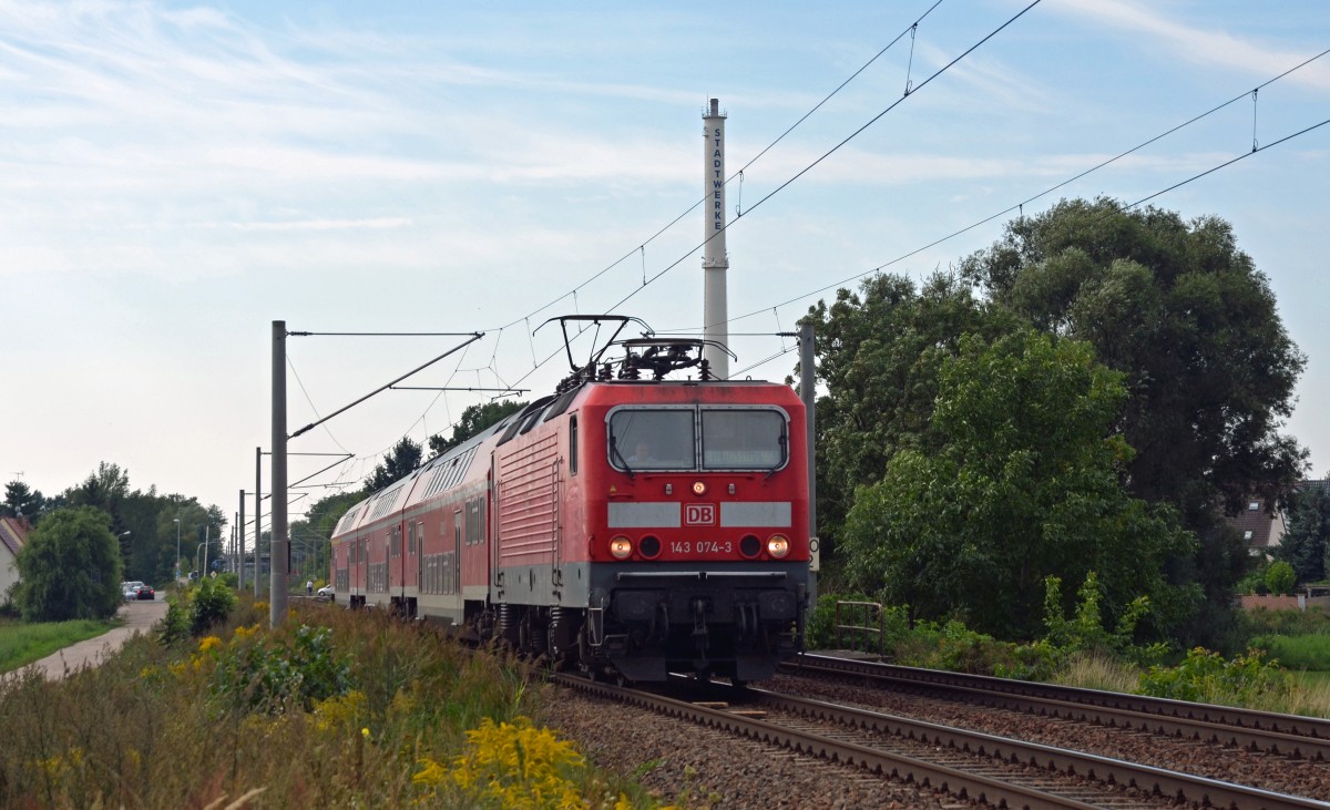 143 074 hat am 23.08.15 den Haltepunkt Jeßnitz verlassen und zieht nun ihre RB weiter nach Dessau.