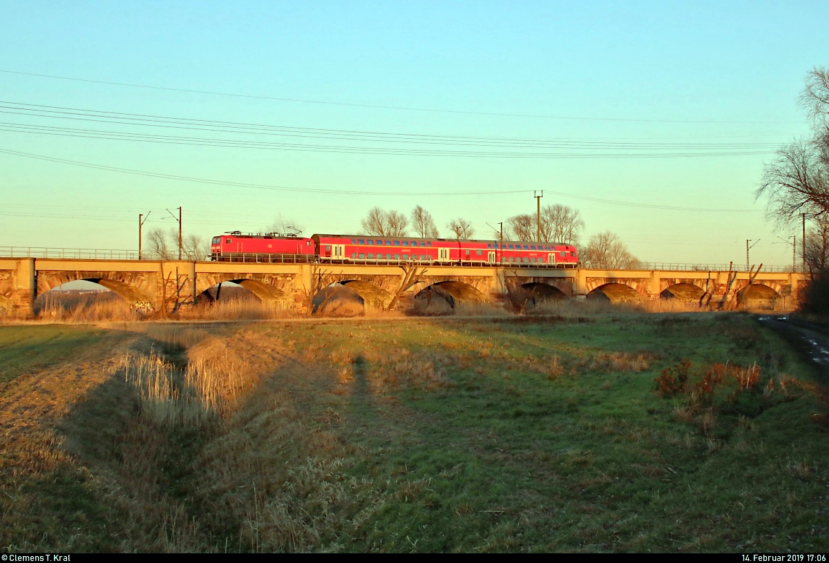 143 076 von DB Regio Mitte, im Dienste der S-Bahn Mitteldeutschland (DB Regio Südost), als S 37748 (S7) von Halle(Saale)Hbf Gl. 13a nach Halle-Nietleben überquert die Saaleaue bei Angersdorf auf der Bahnstrecke Halle–Hann. Münden (KBS 590).
Wie man sieht, wurden ein paar Bäume entlang der Strecke in ihrer Länge gekürzt, sodass sich eine bessere Sicht auf die Brücke ergibt.
[14.2.2019 | 17:06 Uhr]