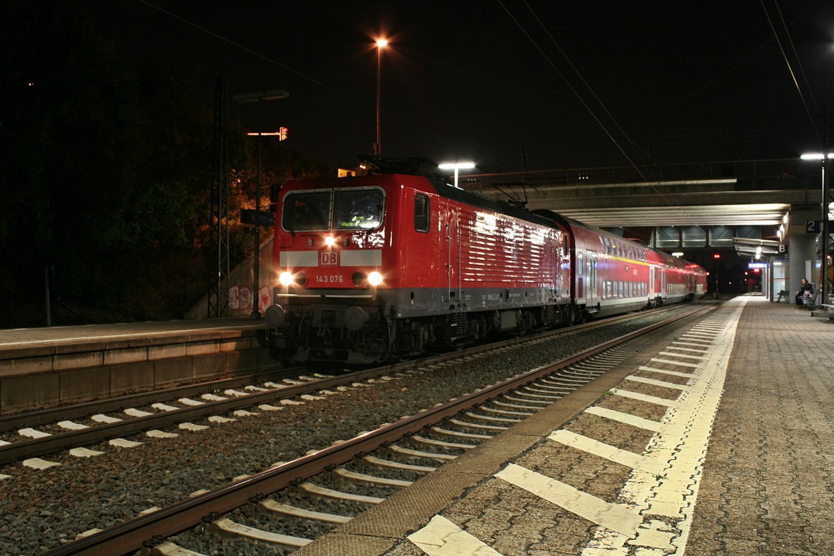 143 076 mit einer RB75 von Aschaffenburg ber Darmstadt nach Wiesbaden Hbf am Abend des 04.10.13 beim Halt in Mainz-Bischofsheim.