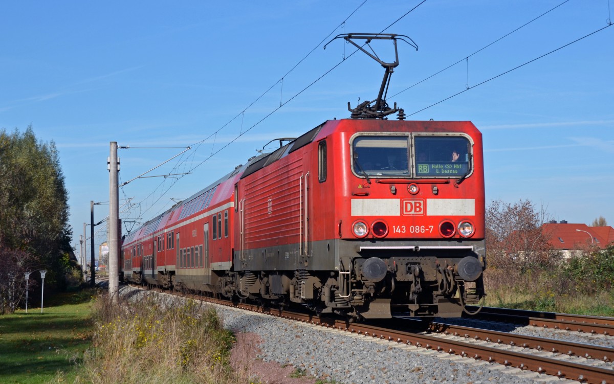 143 086 fhrte ihre RB Falkenberg - Halle(S) mit ihrer Schwester 143 002 am 31.10.13 im Sandwich durch Greppin Richtung Bitterfeld. Gru zurck!