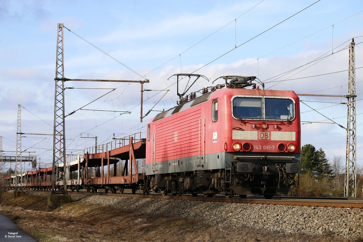 143 091-7 mit leeren Autotransportzug in Dedensen G�mmer, Februar 2017.