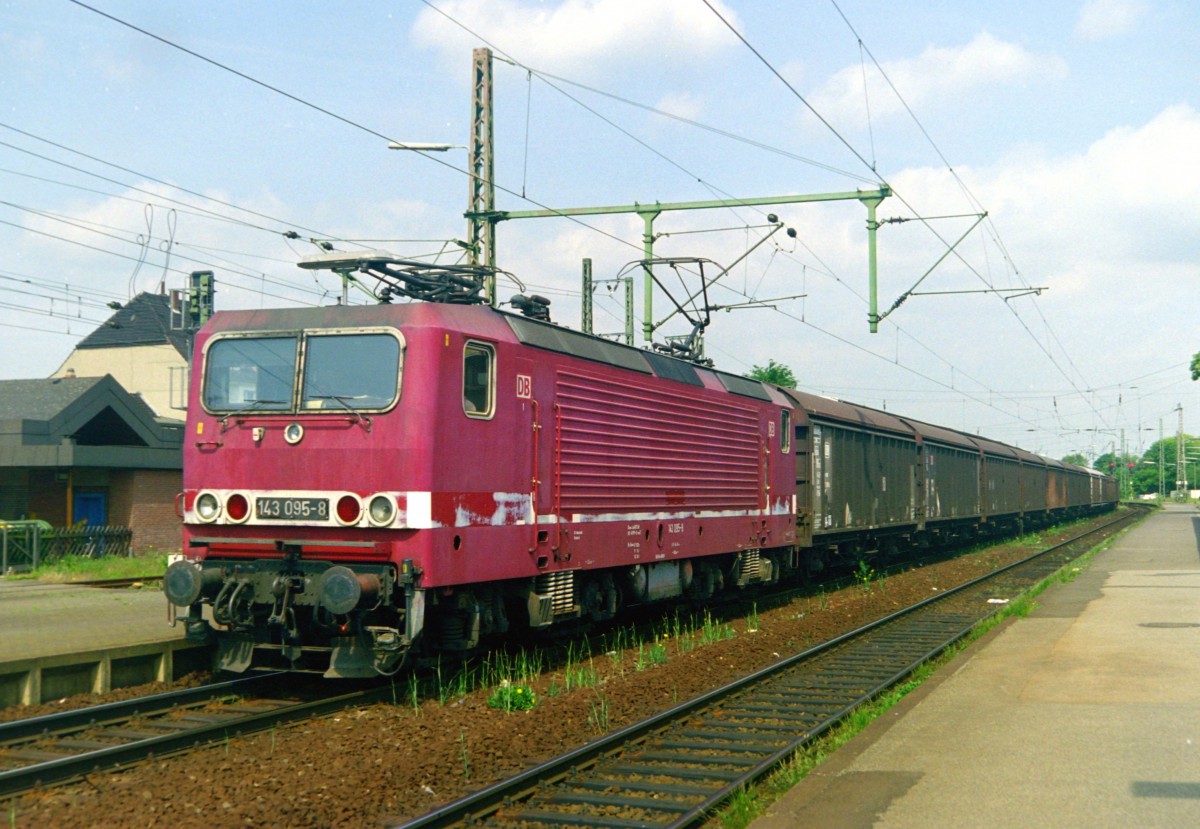 143 095 mit Gterzug Richtung Braunschweig am 26.05.1999 in Lehrte