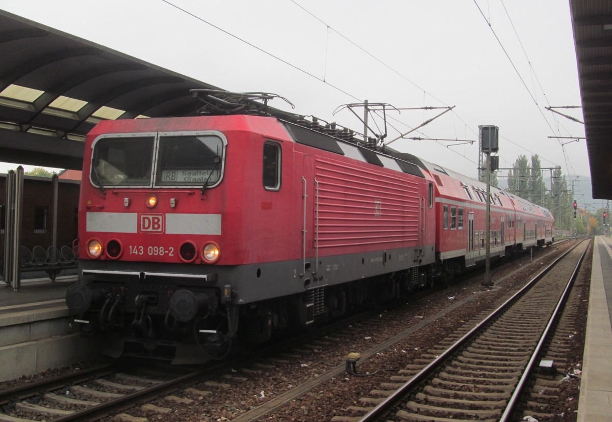 143 098-2 steht am 12. Oktober 2013 mit einer RB aus Naumburg (Saale) Hbf im Endbahnhof Saalfeld.