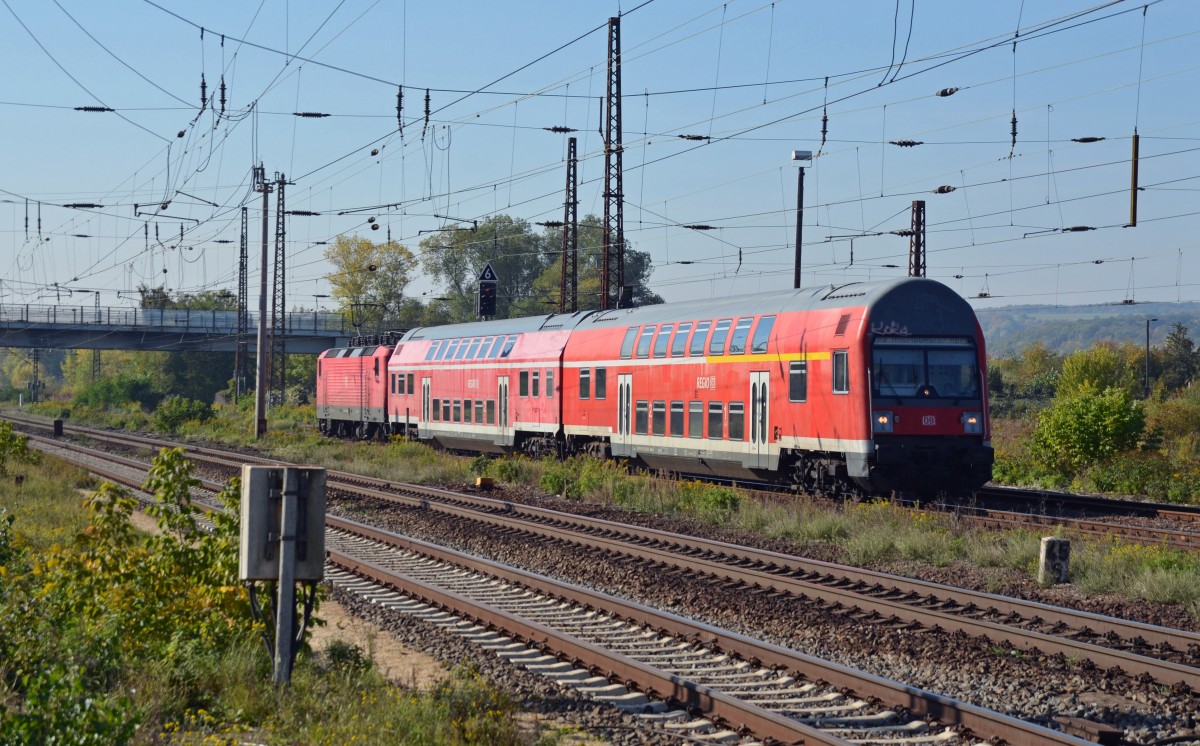 143 098 erreicht mit einer RB aus Saalfeld(S) am 12.10.15 Naumburg. Lok und erster Wagen sind zumindest farblich auf einander abgestimmt.