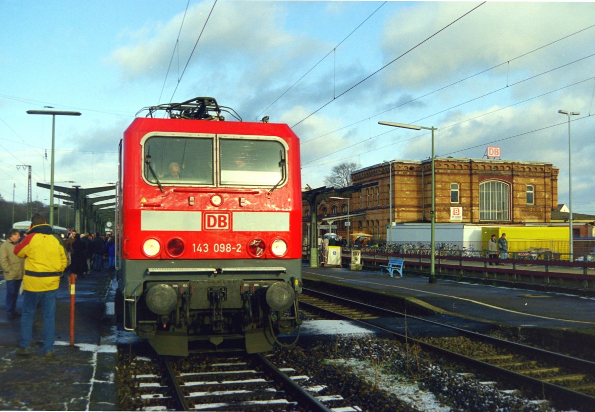 143 098 mit RB 37063 (Uelzen–Magdeburg) am 19.12.1999 in Uelzen. An jenem Tag wurde der planmige Zugverkehr auf der wiederaufgebauten  Amerika-Linie  (Uelzen–)Wieren–Salzwedel aufgenommen.