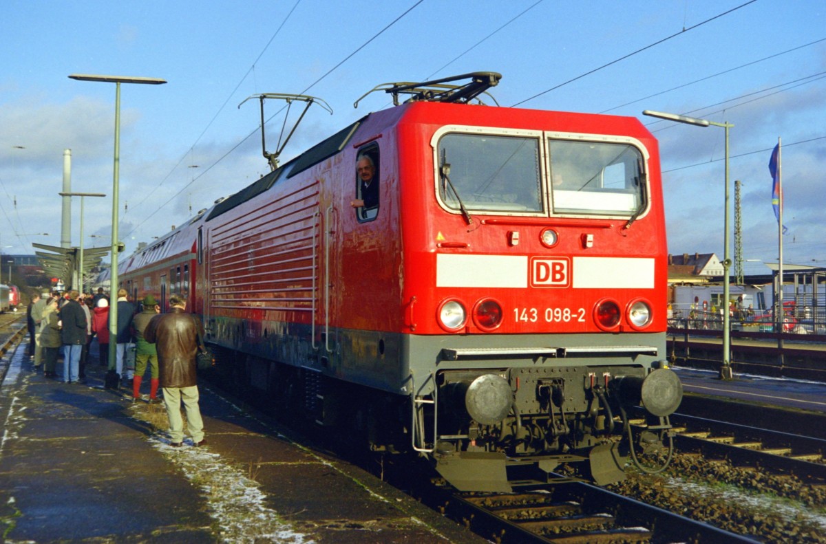 143 098 mit RB 37063 (Uelzen–Magdeburg) am 19.12.1999 in Uelzen. An jenem Tag wurde der planmige Zugverkehr auf der wiederaufgebauten  Amerika-Linie  (Uelzen–)Wieren–Salzwedel aufgenommen.