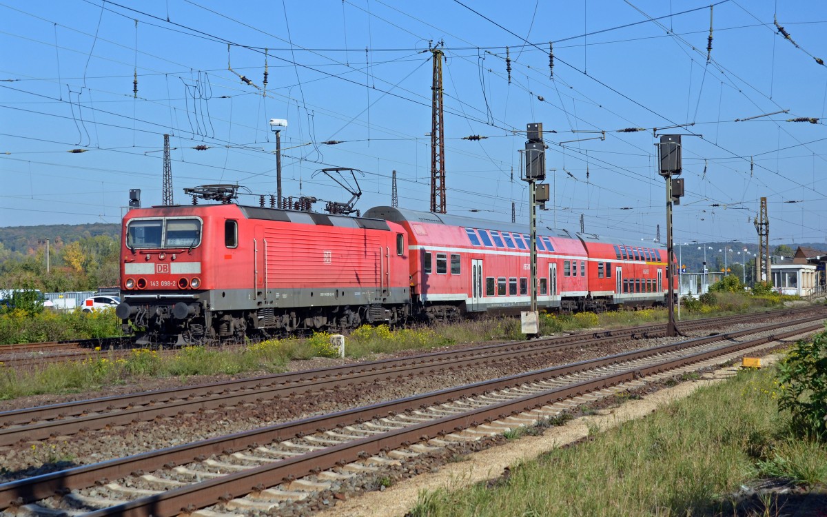 143 098 verlässt mit ihrer RB nach Saalfeld(S) am 12.10.15 ihren Ausgangsbahnhof Naumburg.