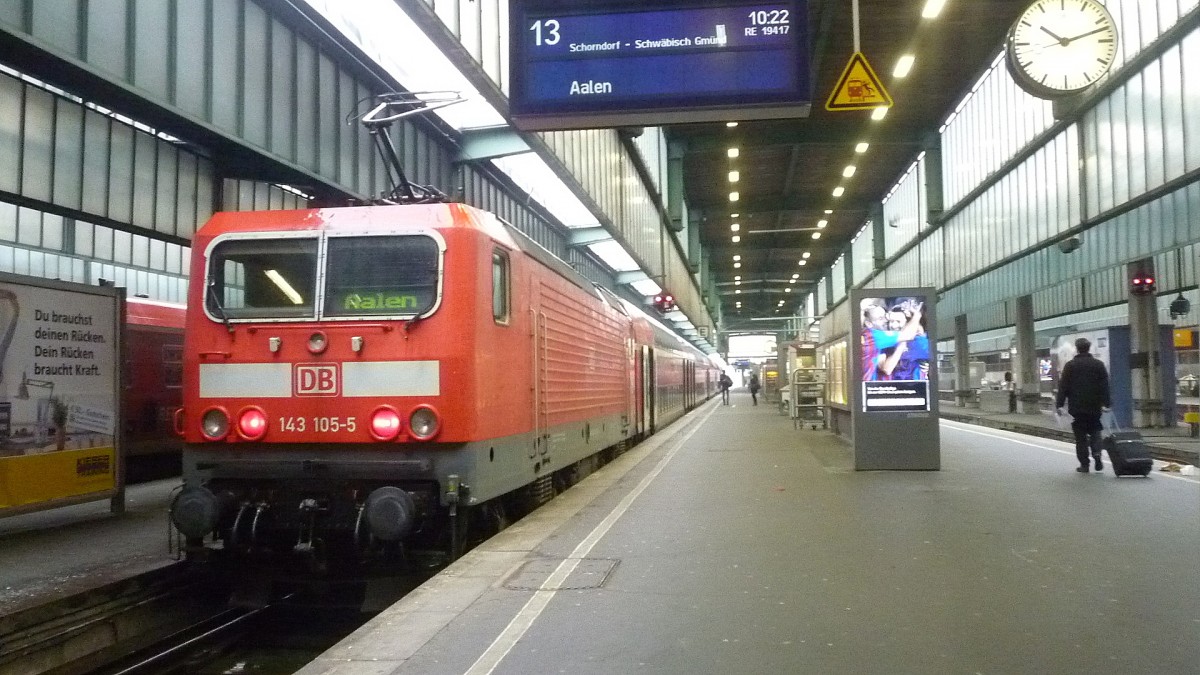 143 105 hat den Stuttgarter Raum schon vor längerer Zeit verlassen, um ihren Dienst in Trier fortzusetzen. Ne halt mal? Nicht in Trier sondern in Trier Ehrang. Dort konnte sich aber auch nicht mehr fahren, sondern eher auseinandergenommen werden. 
Nunja, das hat mich am 28.01.12 nicht wirklich interessiert, was in baldiger Zukunft mit ihr geschieht. 
Am oben genannten Tag durfte sie über die feuchte Remsbahn nach Aalen schlittern. Hier steht sie am Stuttgarter Hauptbahnhof. 