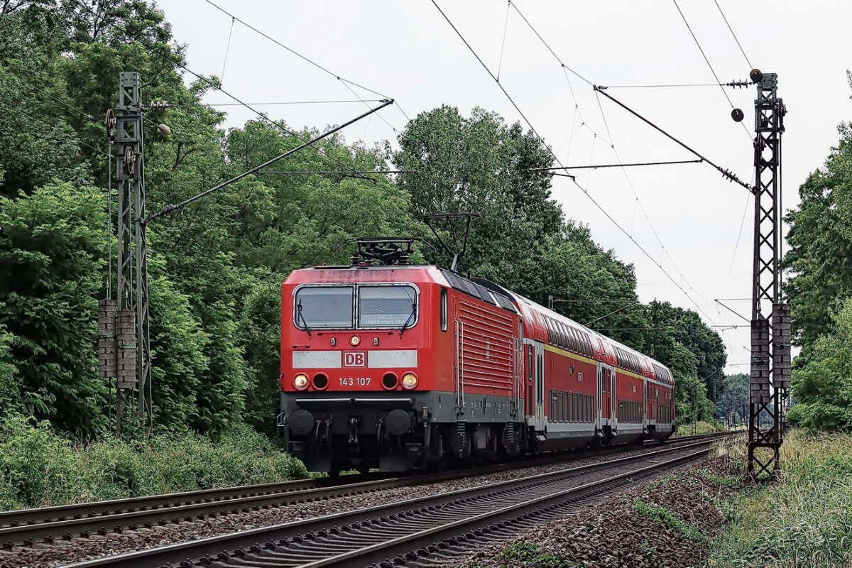 143 107 DB mit RB75 nach Wiesbaden - Streckenabschnitt: Nauheim / Mainz-Bischofsheim - 11.06.2015