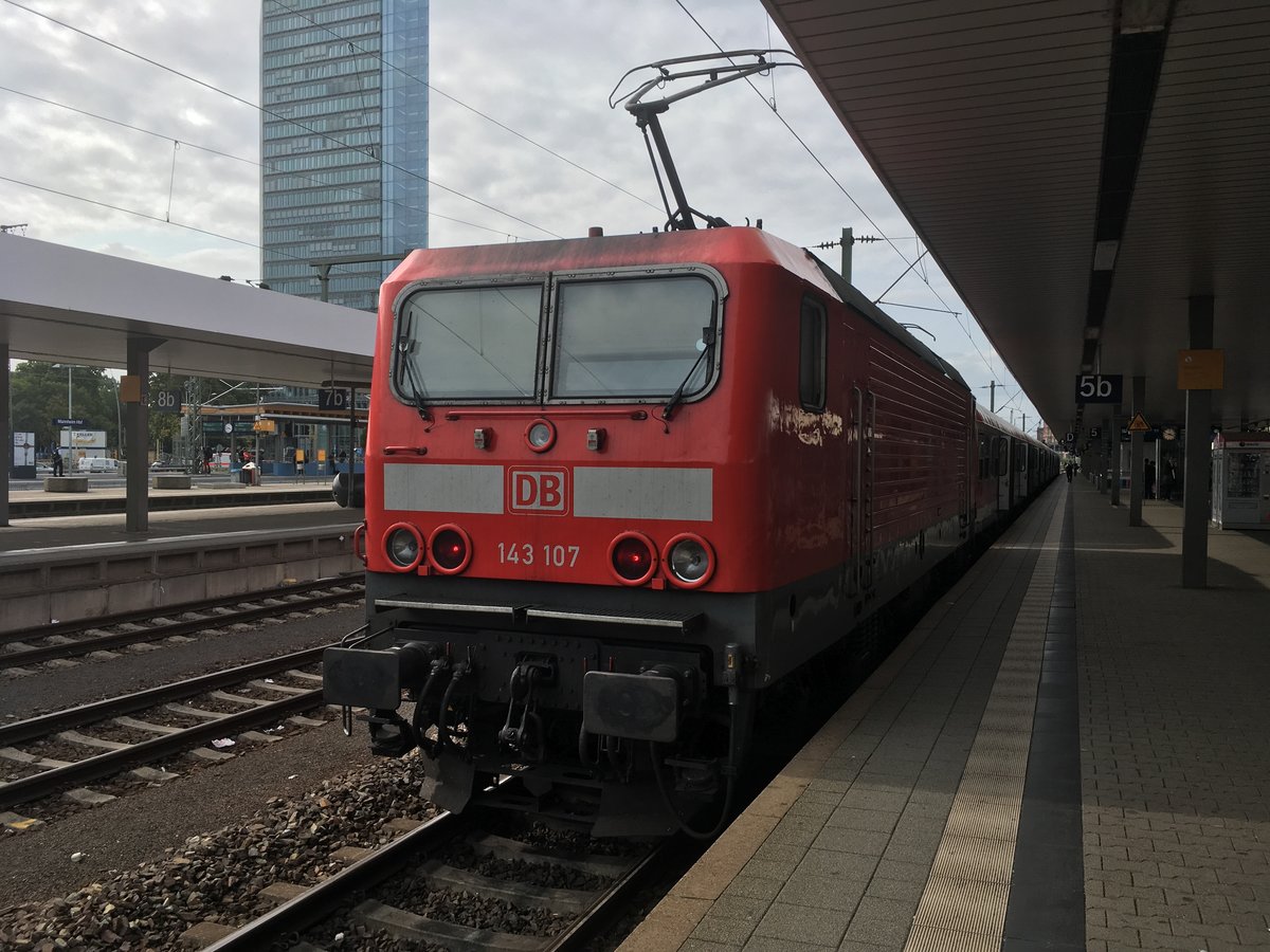 143 107 hängt am 07.09.17 an einer n Wagen Garnitur, die in kürze nach Frankfurt fahren wird.