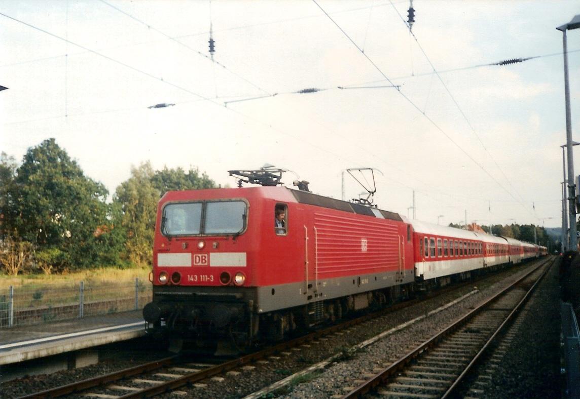 143 111-3 mit NZ 1948 im Ostseebad Binz Sommer 1998 (Gescantes Bild)