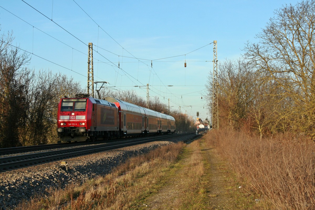 143 113-6 mit einem RE von Offenburg nach Basel Bad. Bf am Nachmittag des 23.12.13 bei der Einfahrt in Heitersheim.