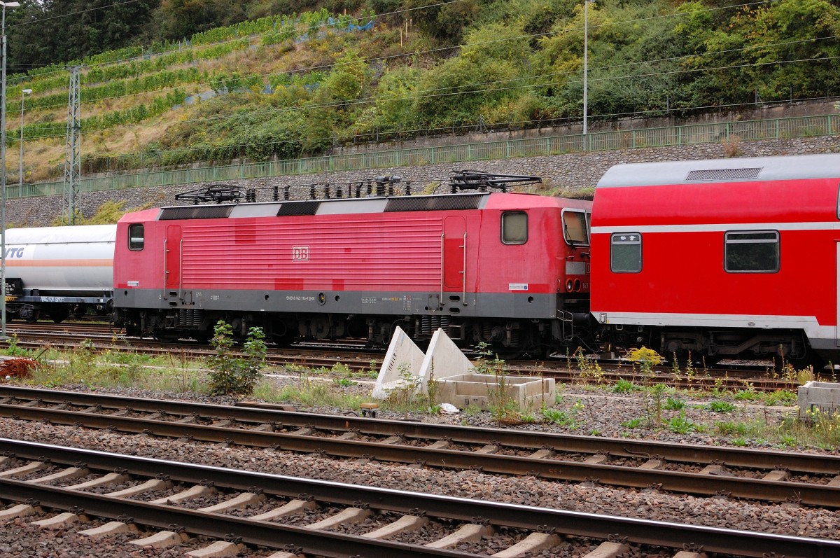 143 114-7 steht in Linz am Rhein mit einem Doppelstockeinheit und wartet auf den nchsten Einsatz auf der RB 27. 14.9.2013