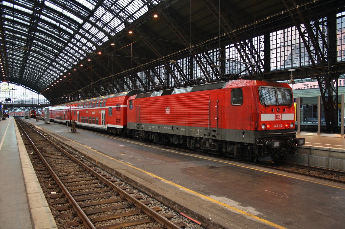 143 114 steht am Abend des 1.7.2017 mit der RB27 (RB12583)  Rhein-Erft-Bahn  nach Koblenz Hauptbahnhof im Kölner Hauptbahnhof.