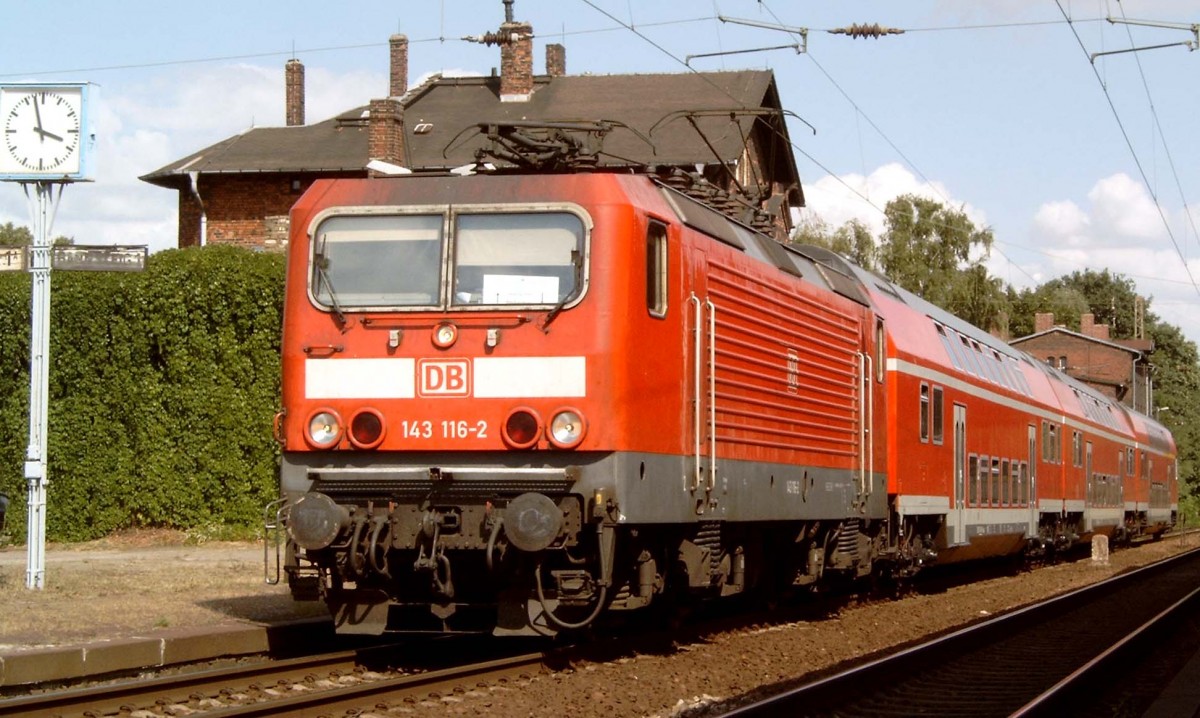 143 116 mit der RB auf dem Weg nach Weißenfels am 25.08.2003 in Leipzig-Leutzsch.