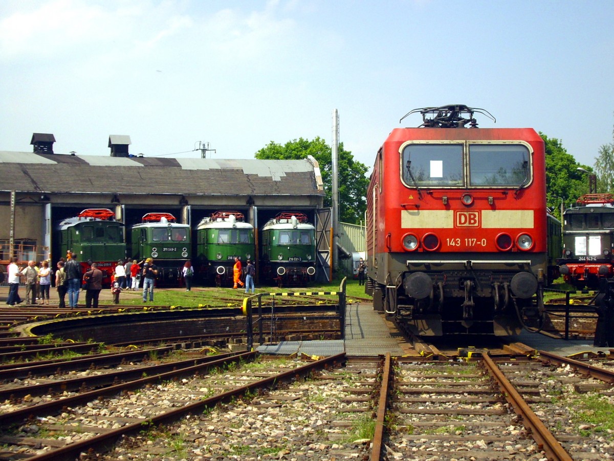 143 117-0 noch in Verkehrsrot bevor sie zur scheinbar  Weißen Lady  umlackiert wurde. Weimar 29.05.2010