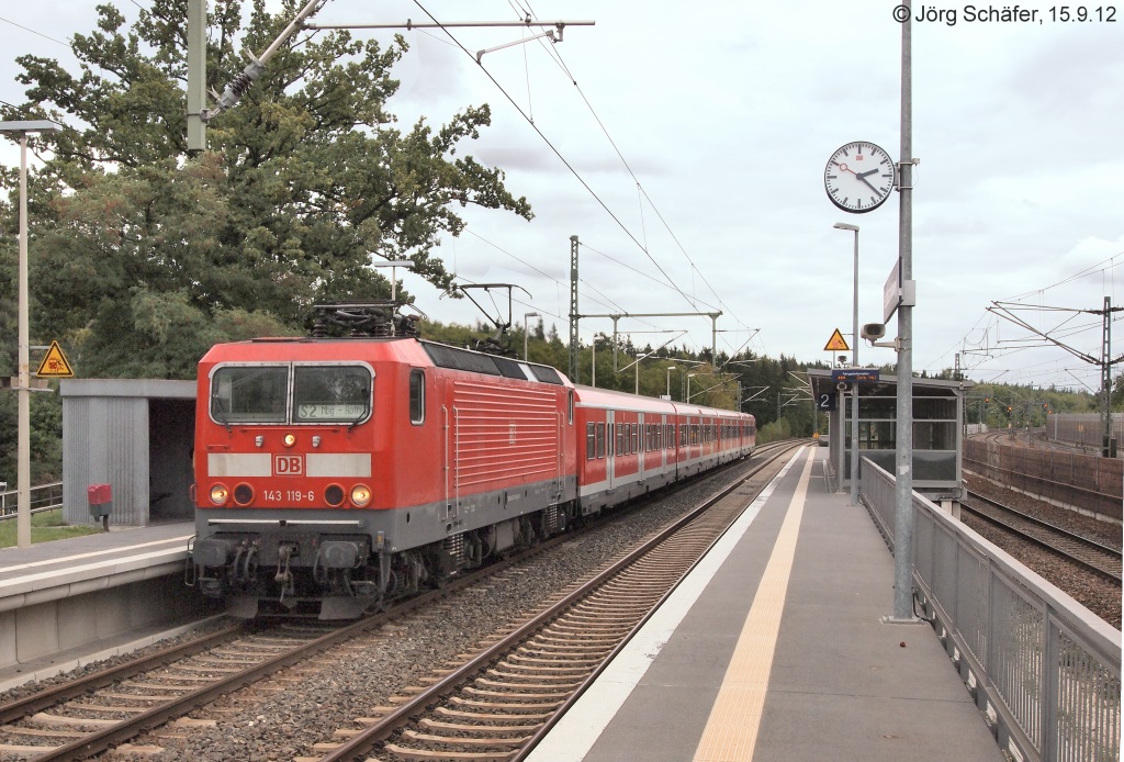 143 119 hielt mit ihrer x-Wagen-Garnitur am 15.9.12 als S2 nach Roth in Nürnberg-Fischbach. Rechts die Güter- und Fernverkehrsgleise.