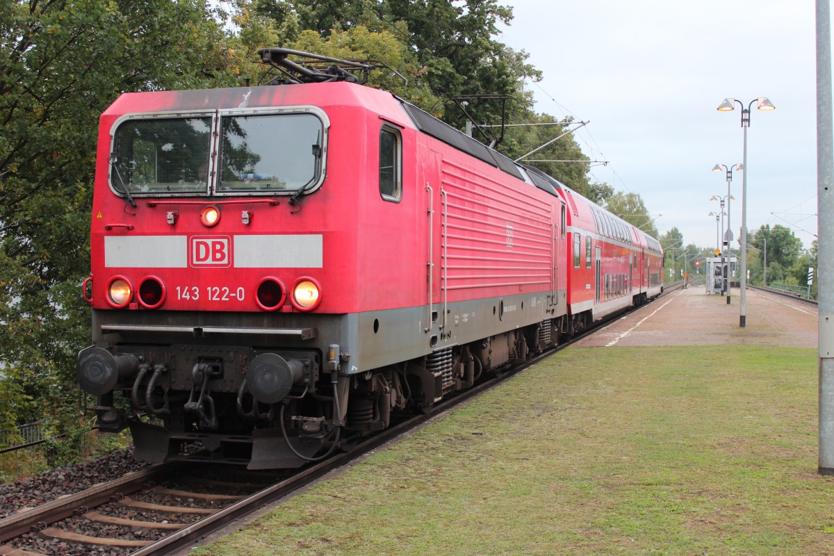 143 122-0 steht am frhen morgen des 21.09.2013 mit der RB 17211 nach Dresden Hbf in Zwickau Plbitz.