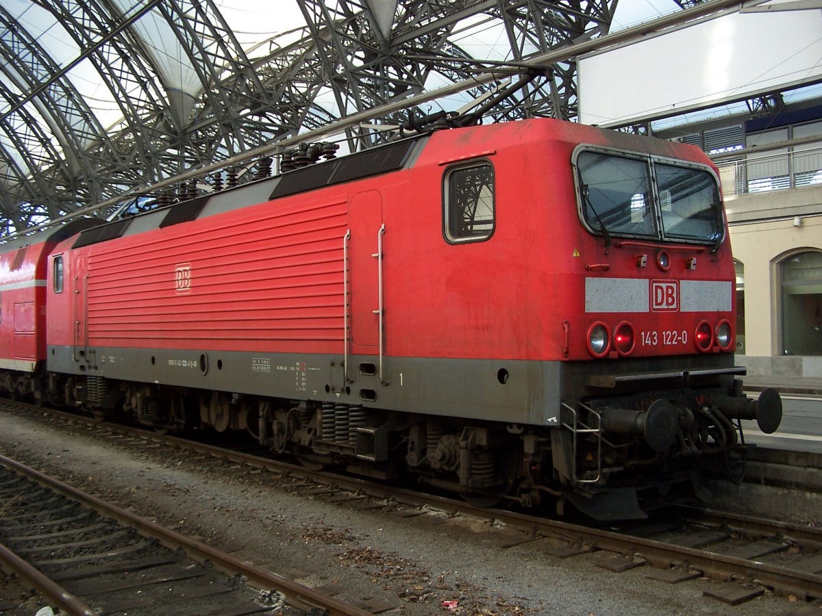 143 122 am 08.10.2013 in Dresden Hbf.