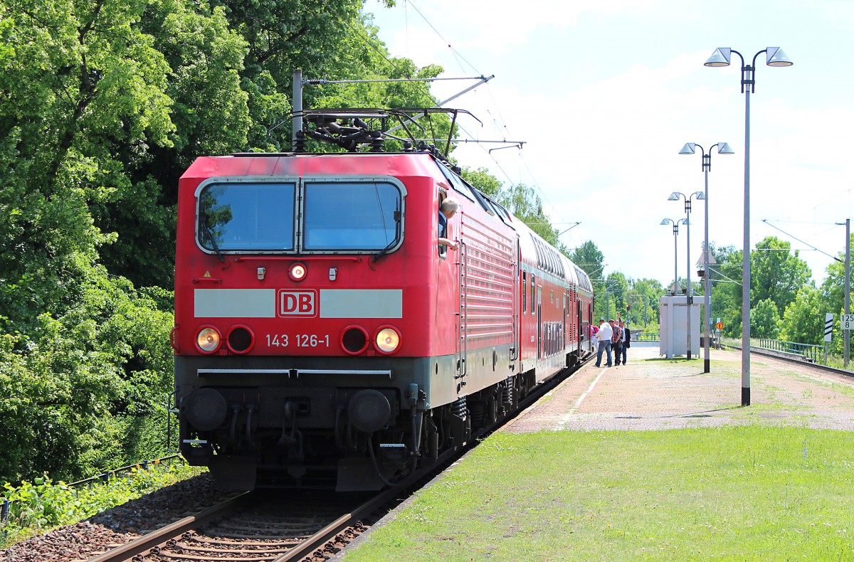 143 126-1 steht am 31.05.2014 mit der RB 17223, Zwickau (Sachs) Hbf - Dresden Hbf, in Zwickau Pölbitz. Der Tf beobachtet das treiben beim Einsteigen der Passagiere.