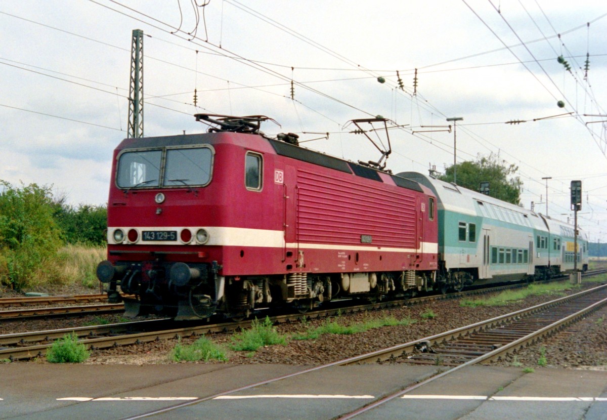 143 129 mit E 4730 (Magdeburg Hbf–Hildesheim Hbf) am 30.08.1994 in Frellstedt