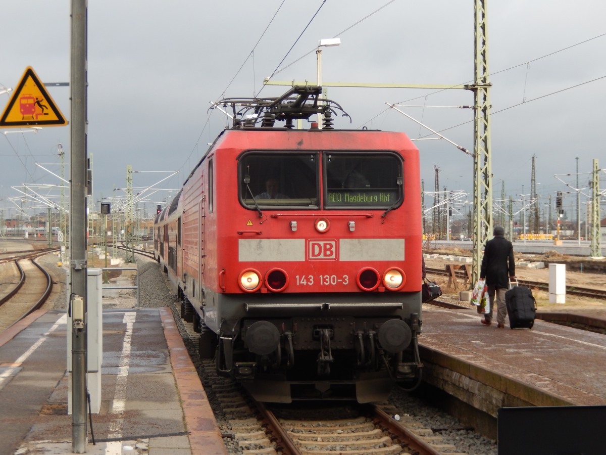 143 130 mit dem Regionalexpress nach Magdeburg hielt am 04.01.2015 außerplanmäßig auf dem Außenbahnsteig