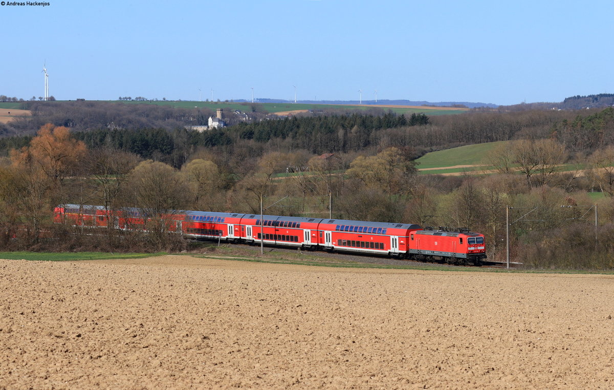 143 135-2 mit dem RE 15223 (Limburg(Lahn)-Frankfurt(Main)Hbf) bei Ennerich 29.3.21