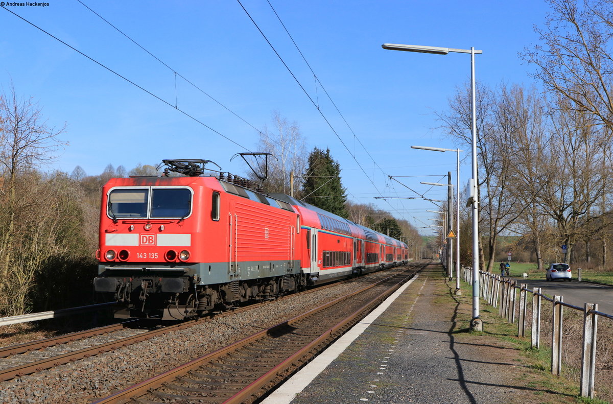 143 135 mit der RB 15261 (Limburg(Lahn)-Frankfurt(Main)Hbf) in Lindenholzhausen 29.3.21