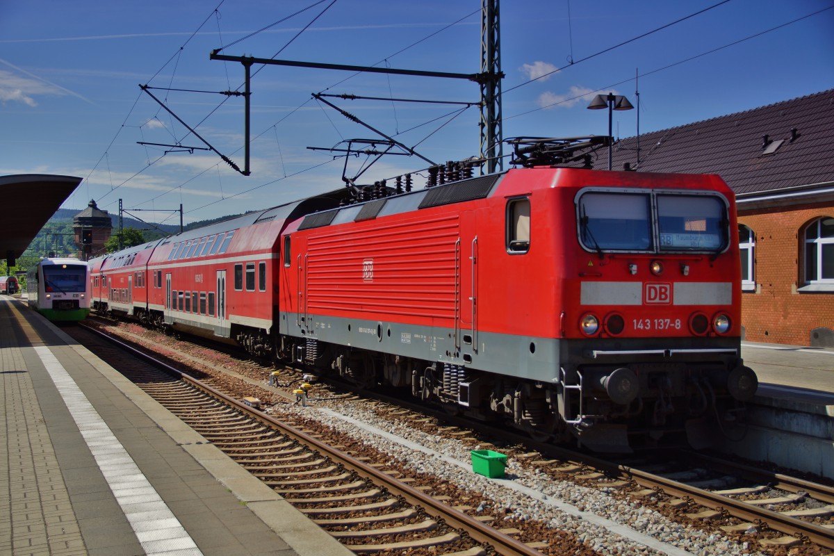 143 137-8 fährt als RB 24 nach Naumburg/S. und links fährt VT 012 der EB nach Arnstadt gesehen am 03.06.15 im Bhf.Saalfeld/S