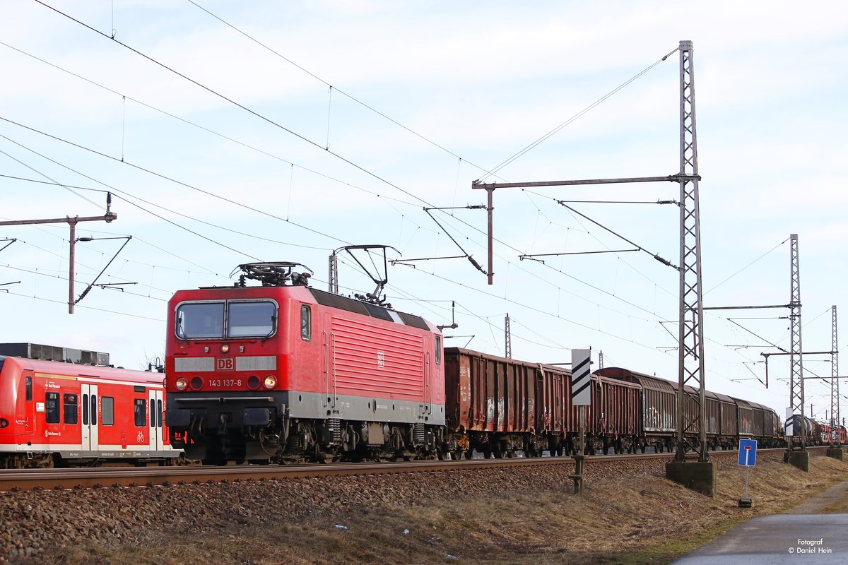 143 137-8 mit einem gemischten Güterzug in Dedensen Gümmer, am 04.02.2017.