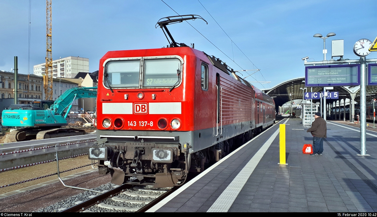 143 137-8 der S-Bahn Mitteldeutschland (DB Regio Südost), mit nur einem Steuerwagen am Haken, als S 37724 (S7) nach Halle-Nietleben steht im Startbahnhof Halle(Saale)Hbf auf Gleis 4 A-C.
(Smartphone-Aufnahme)
[15.2.2020 | 10:42 Uhr]