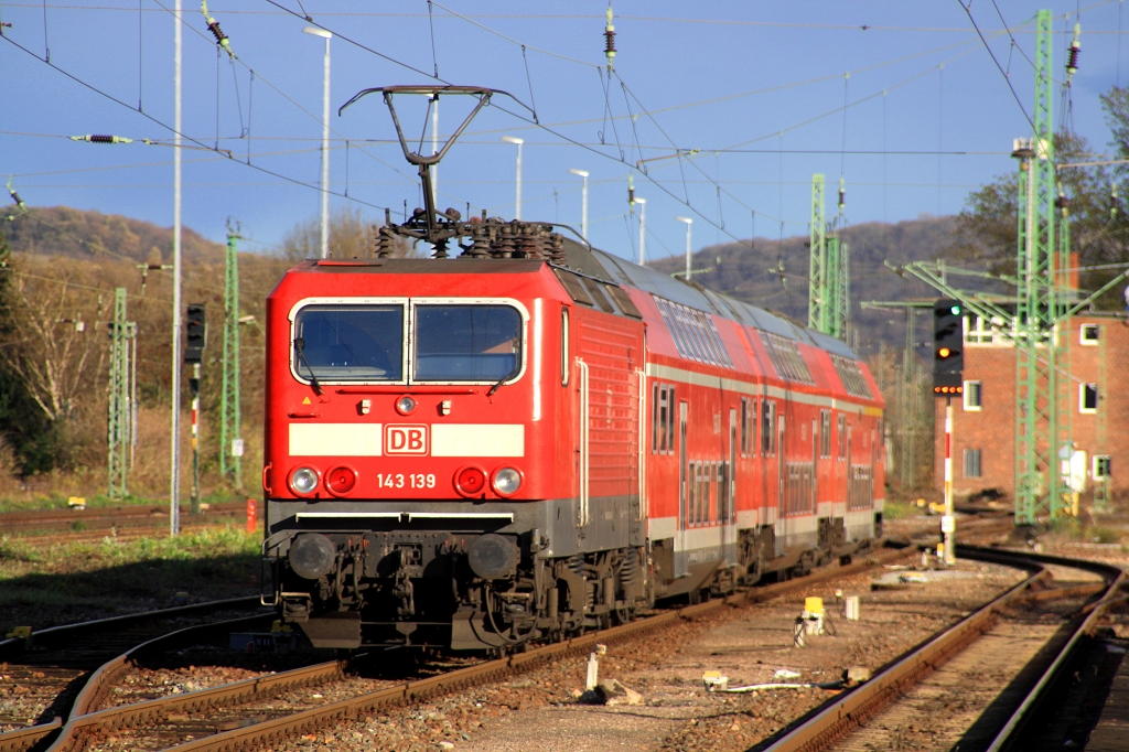 143 139 verlässt am 03.11.13 den Bahnhof Großheringen richtung Saalfeld.