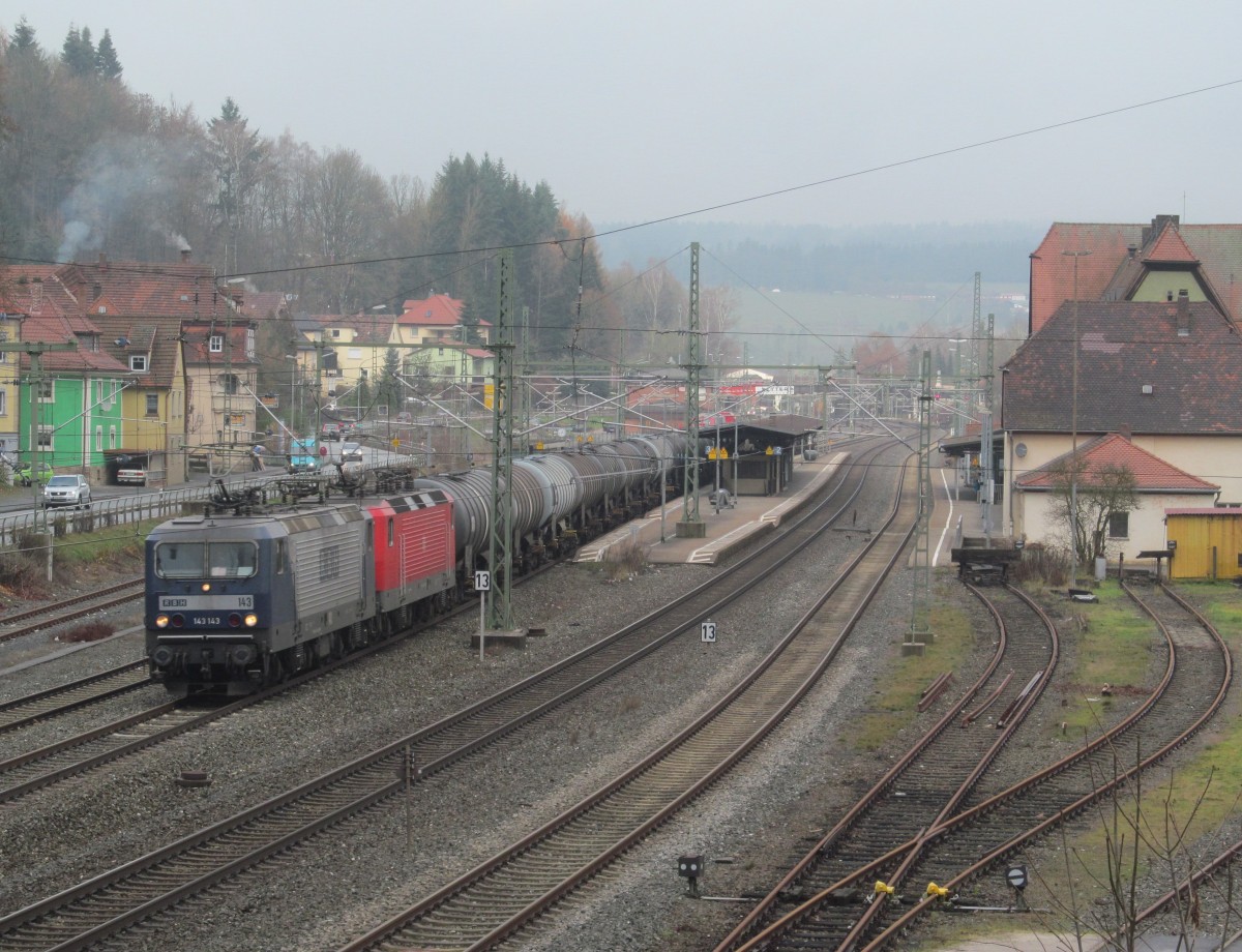 143 143-6 der RBH und 143 307-7 von DB Regio Cottbus ziehen am 01. Dezember 2013 einen Kesselwagenzug durch Kronach in Richtung Lichtenfels. 