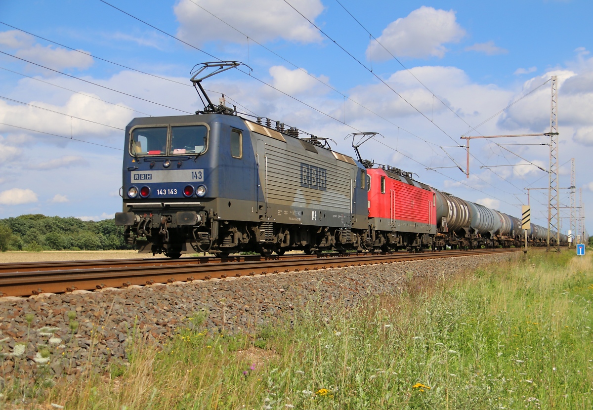 143 143-6 (RBH 143) in Doppeltraktion mit 143 812-6 und Kesselwagenzug in Fahrtrichtung Wunstorf. Aufgenommen in Dedensen-Gümmer am 29.07.2015.