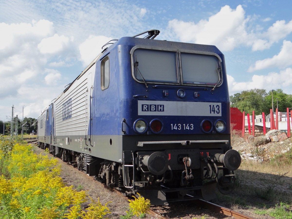 143 143 RBH 143 :) und 143 554 RBH 117 stehen am 04.09.13 in Plauen/V. oberer Bahnhof.
