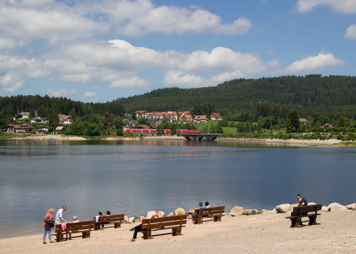 143 145-1 mit der RB 26931 (Freiburg (Breisgau) Hbf - Seebrugg) am Schluchsee am 21.06.14