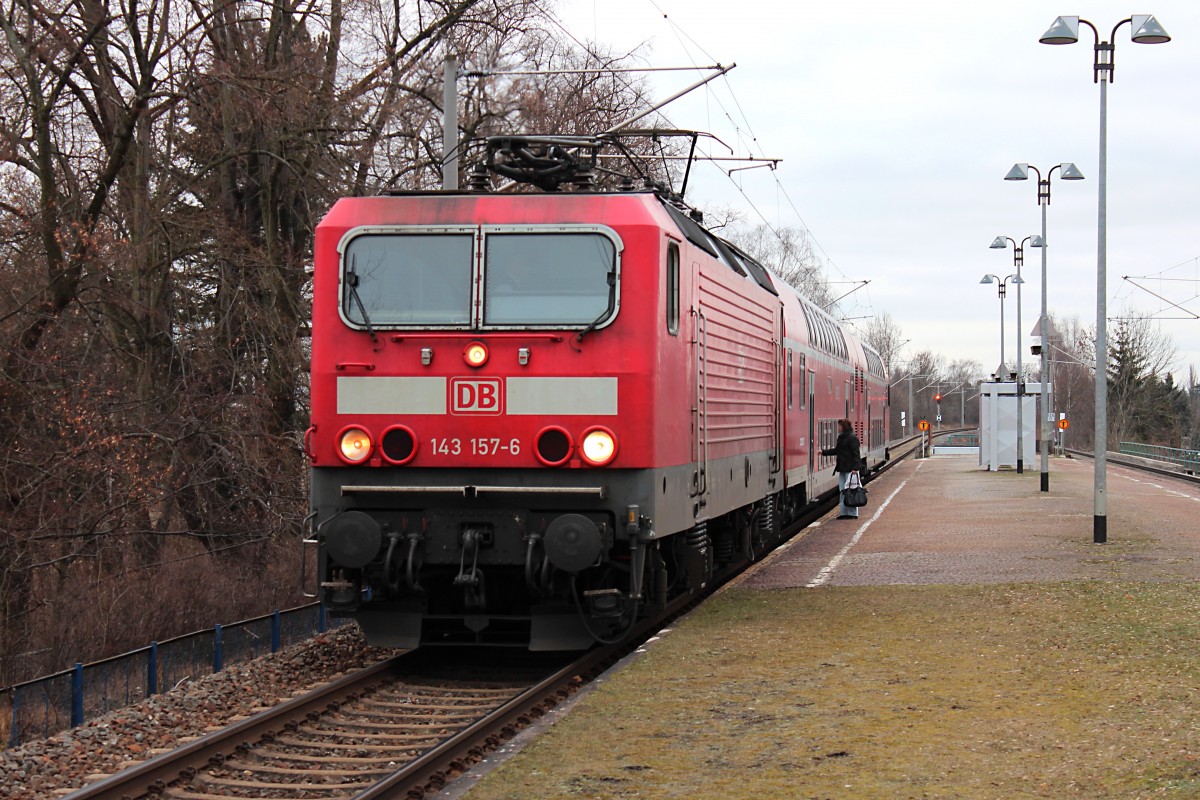 143 157-6 beim Halt in Zwickau Pölbitz, weiter geht die Fahrt mit der RB17217 nach Freiberg (Sachs). 12.02.2014