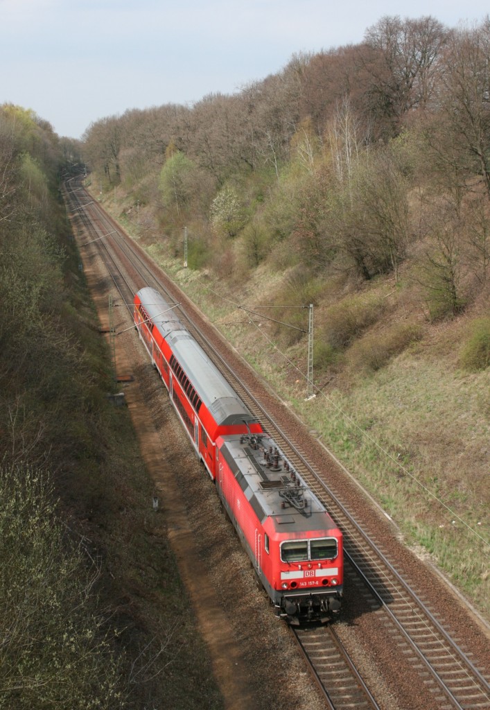 143 157 mit RE 17473 (Elsterwerda-Biehla–Dresden Hbf) am 18.04.2012 zwischen Priestewitz und Niederau im Bereich des aufgeschlitzten Oberauer Tunnels