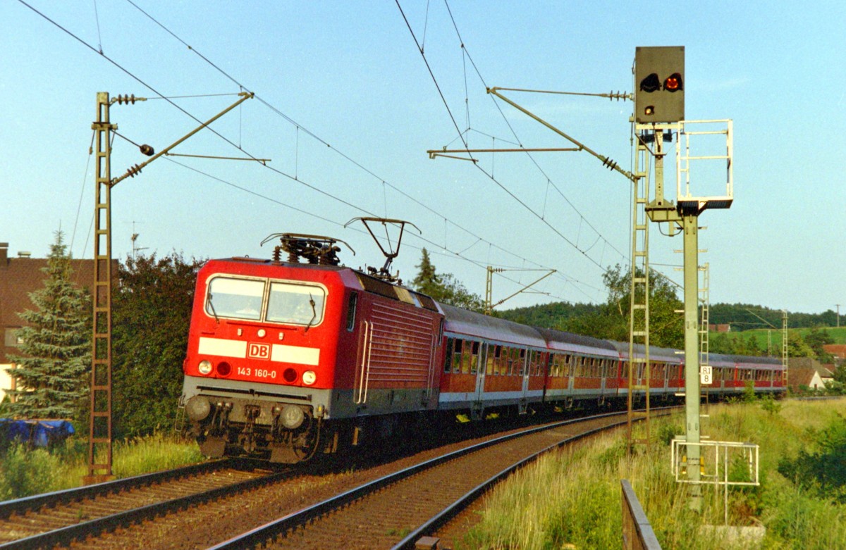 143 160 mit RB 35886 (Neumarkt–Erlangen) am 05.07.2006 in Mimberg, aufgenommen vom Bahnsteigende