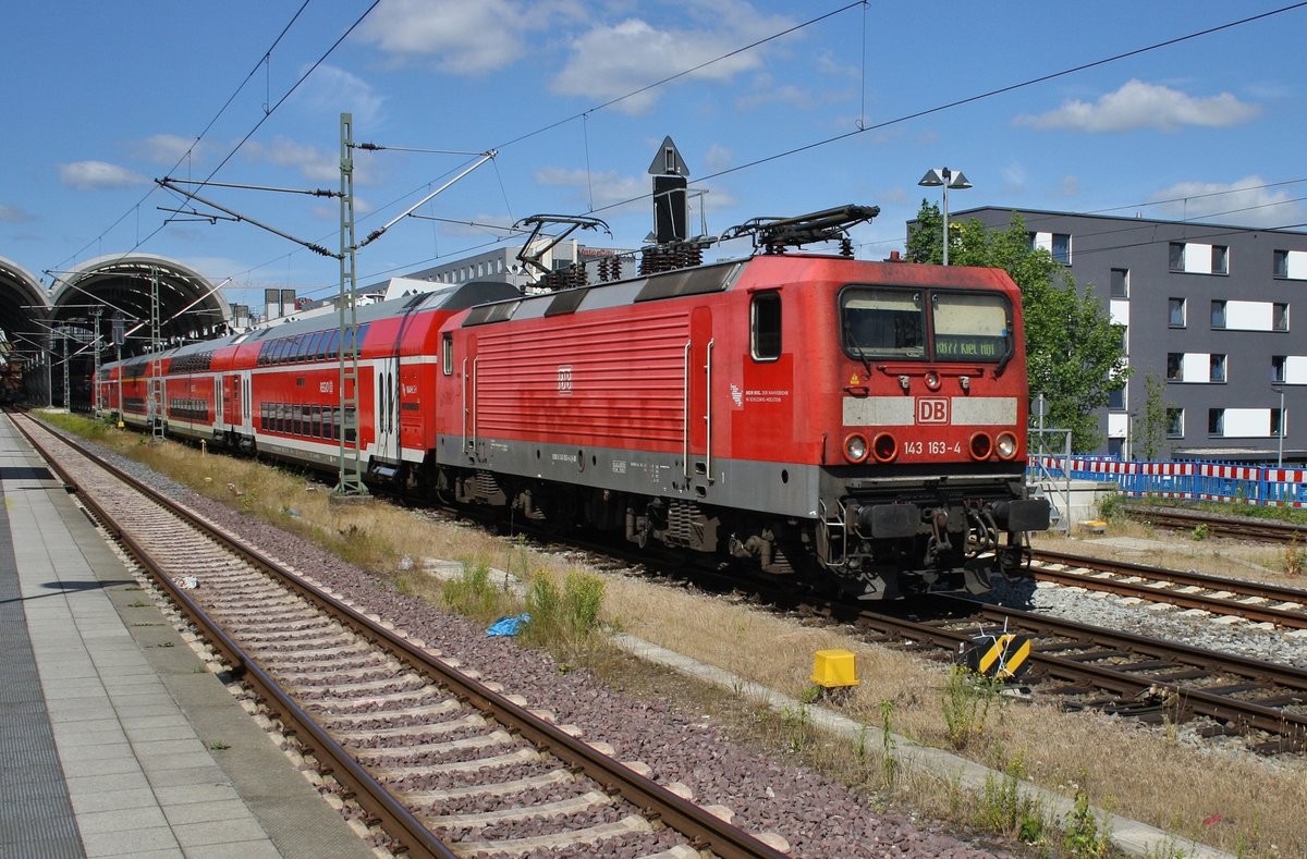 143 163-4 verlässt am 17.6.2017 mit der RB77 (RB21127) nach Neumünster den Kieler Hauptbahnhof.